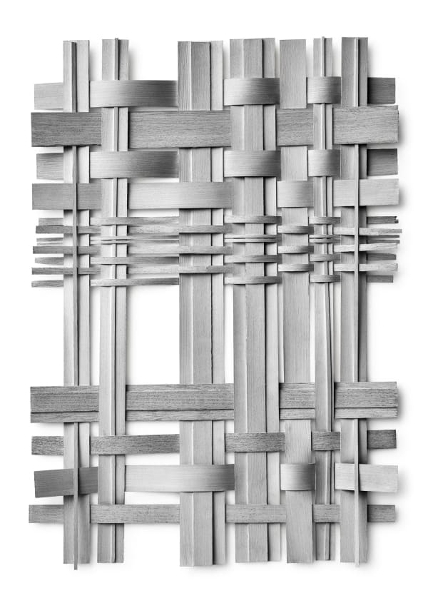 Fotografi av flätat fanér i grått av Pelle Bergström