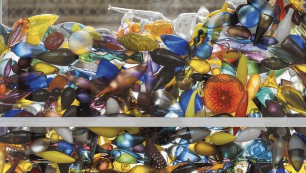 Monica Guggisberg och Philip Baldwin skänker verket The Peoples´ Wall