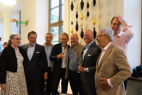 donatorerna fram för ett konstverk på Handelshögskolan