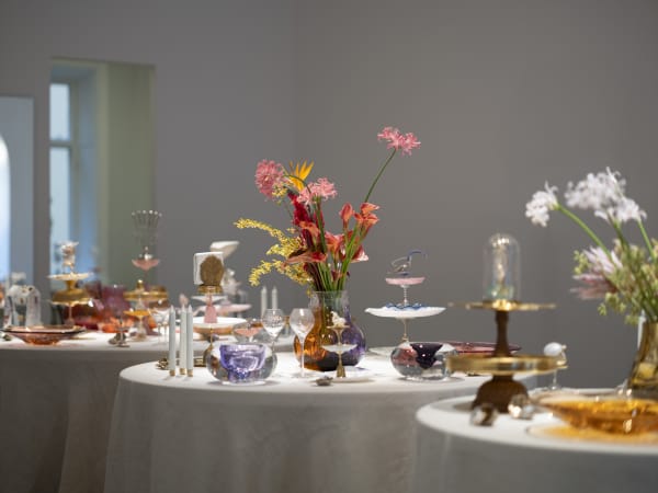 Dukat bord med färgglada vaser, blommor, platåer och ostron.