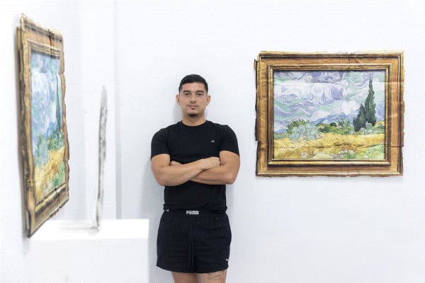 Julio Anaya: el artista malagueño que ‘maquilla’ cartones desechados con pinturas clásicas
