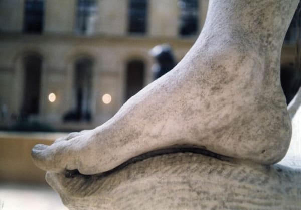 Pies del Louvre IV by Rosell Meseguer, 2003.