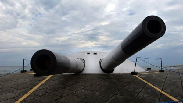 OVNI F66 Mittel Shwarz by Rosell Meseguer, 2010. 100 x 150 cm.