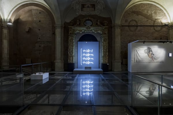 Andrea Galvani The Totality of Electromagnetic Phenomena [Maxwell’s Equations], 2019 6500K néon, verre soufflé blanc, structure métallique, socle en béton, peinture, électricité 202 x 123 x 19 cm