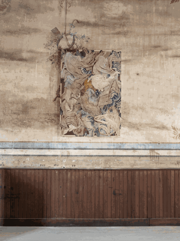 Vue de l'installation, Terra 2023, commissariée par Jenn Eliss, Théâtre Antique, Beaune, Bourgogne, France