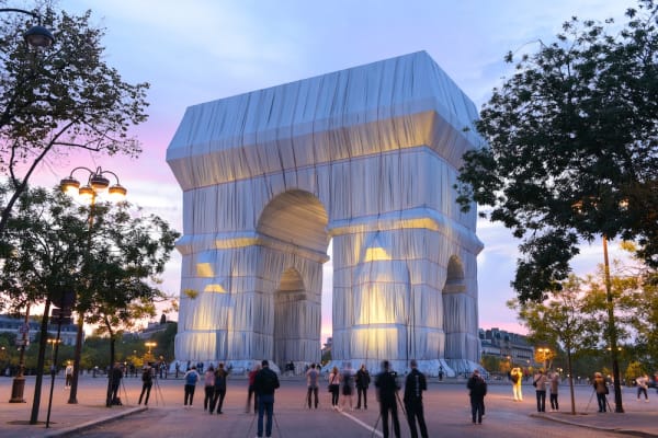 Christo and Jeanne-Claude L'Arc de Triomphe, Wrapped, Paris, 1961-2021. Photo: Benjamin Loyseau © 2021 Christo and Jeanne-Claude Foundation