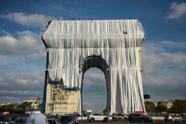 FABRIC PANELS ARE BEING UNFURLED IN FRONT OF THE OUTER WALLS OF THE ARC DE TRIOMPHE PARIS, SEPTEMBER 12, 2021. PHOTO: BENJAMIN LOYSEAU © 2021 CHRISTO AND JEANNE-CLAUDE FOUNDATION