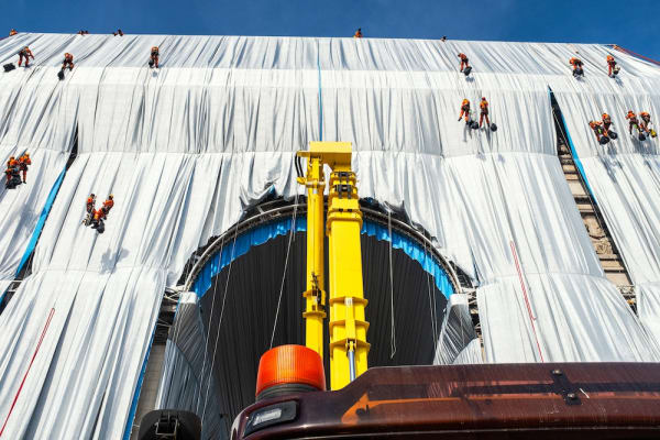 ROPES ARE BEING INSTALLED TO SECURE AND CONTOUR THE FABRIC ON THE ARC DE TRIOMPHE PARIS, SEPTEMBER 13, 2021. PHOTO: LUBRI © 2021 CHRISTO AND JEANNE-CLAUDE FOUNDATION