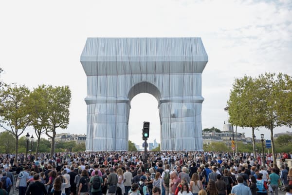 CHRISTO AND JEANNE-CLAUDE L'ARC DE TRIOMPHE, WRAPPED, PARIS, 1961-2021. PHOTO BENJAMIN LOYSEAU © 2021 CHRISTO AND JEANNE-CLAUDE FOUNDATION