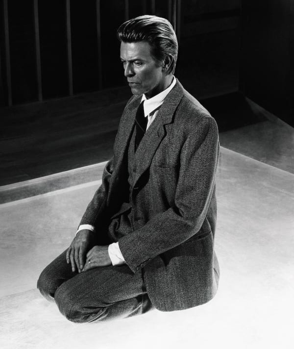 bowie kneeling photo by markus klinko