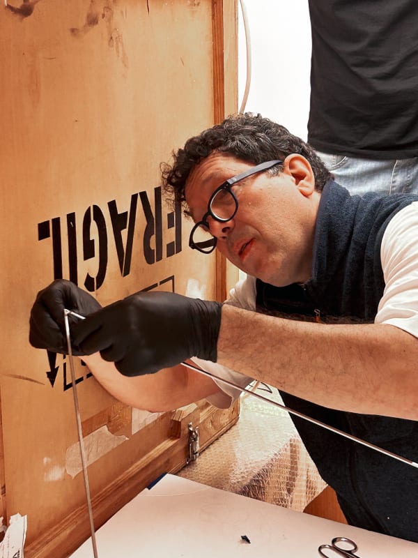 Elias Crespin preparing 'Trianguconcéntricos', 2008. View of the installation at the MNBA of Buenos Aires © Photo Verónica Velasco. 2024