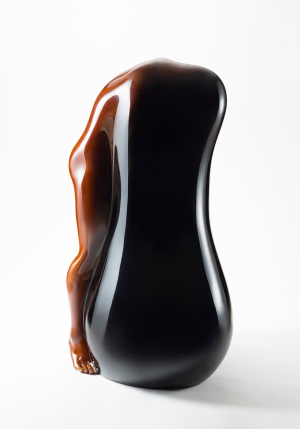 BODY 22-3 −宙を懐く−/ BODY 22-3 −Embrace the Universe− 2022, 漆、麻布、発泡スチロール/ Lacquer and hemp cloth on styrofoam H147 x W92× D85 cm