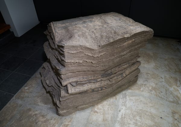 2001-03 《Work2003 (Newspaper)》 日常ゴミの溶融スラグ、陶 H60xW120xD91cm