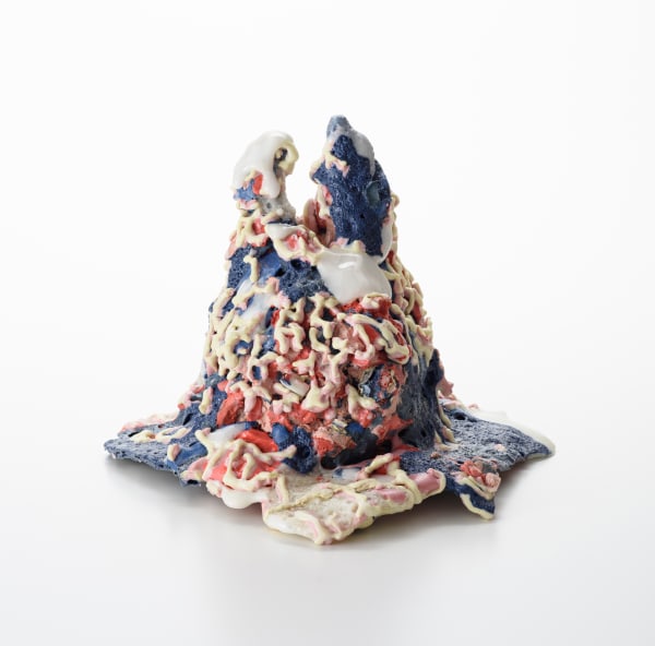 リラックスしたかたち203022/ Relaxed form 203022 2022, 粘土、磁土、釉薬、メディウム/ Ceramic clay, porcelain, glaze, medium H20.5 × W28 × D29 cm