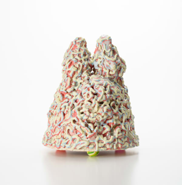 リラックスしたかたち923022 / Relaxed form 923022 2022, 粘土、釉薬(作品裏側:メディウム、アクリ ル絵具、スーパーボール)/ Ceramic clay, glaze, (Back side: medium, acrylic paint, super ball) H25.5 × W26.5 × D29.5 cm
