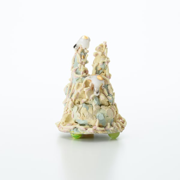 リラックスした小さなかたち103022/ Relaxed little form 103022 2022, 粘土、釉薬、金彩、銀彩 (作品裏側:メディウ ム、アクリル絵具、スーパーボール)/ Ceramic clay, glaze, gold, silver, (Back side: medium, acrylic paint, super ball) H14.5 × W10 × D10.5 cm
