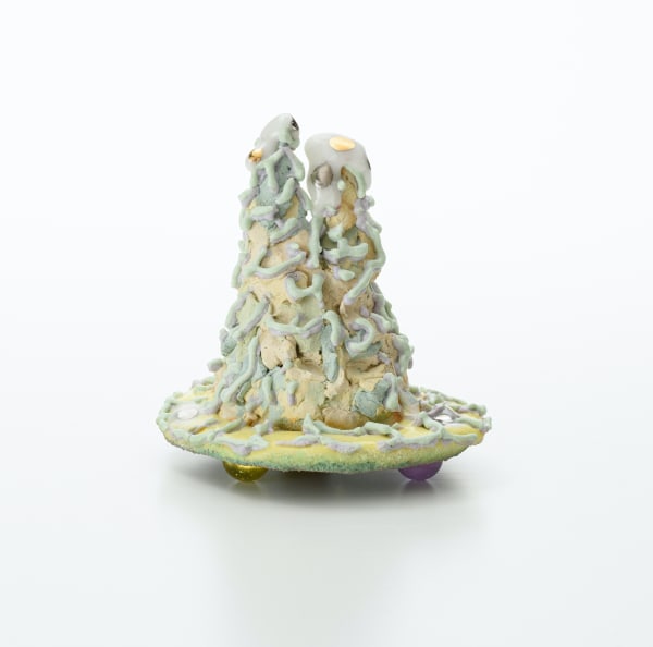 リラックスした小さなかたち303022/ Relaxed little form 303022 2022, 粘土、釉薬、金彩、銀彩(作品裏側:メディウ ム、アクリル絵具、スーパーボール)/ Ceramic clay, glaze, gold, silver, (Back side: medium, acrylic paint, super ball) H13 × W11 × D11.5 cm