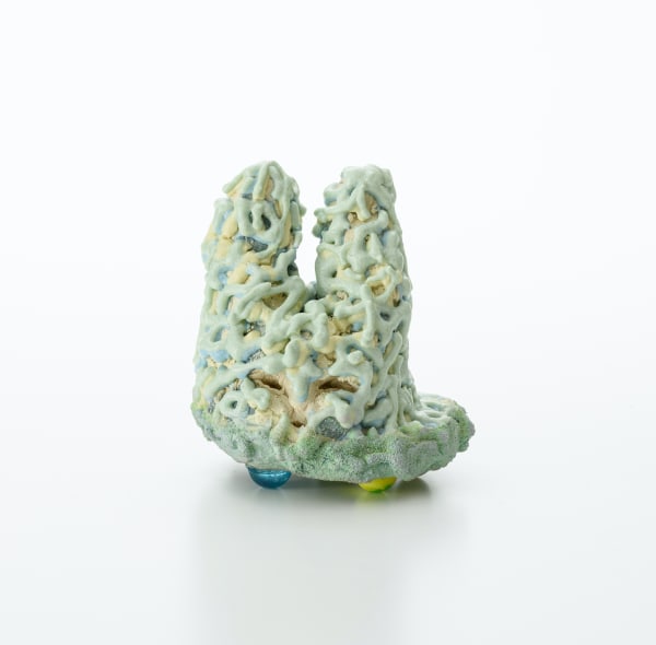 雨上がりのにおい803022/ Smell after the rain 803022 2022, 粘土、釉薬、(作品裏側:メディウム、アクリ ル絵具、スーパーボール)/ Ceramic clay, glaze, (Back side: medium, acrylic paint, super ball) H13.5 × W11.5 × D10.5 cm