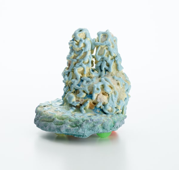雨のにおい903022/ The smell of rain 903022 2022, 粘土、釉薬、(作品裏側:メディウム、アクリ ル絵具、スーパーボール)/ Ceramic clay, glaze, (Back side: medium, acrylic paint, super ball) H17.5 × W15 × D15.5 cm