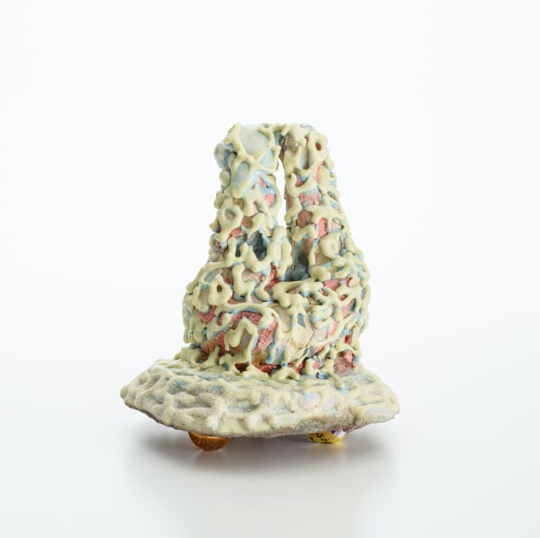 リラックスしたかたち013022/ Relaxed form 013022 2022, 粘土、釉薬、(作品裏側:メディウム、アクリ ル絵具、スーパーボール)/ Ceramic clay, glaze, (Back side: medium, acrylic paint, super ball) H18.5 × W16.5 × D14 cm