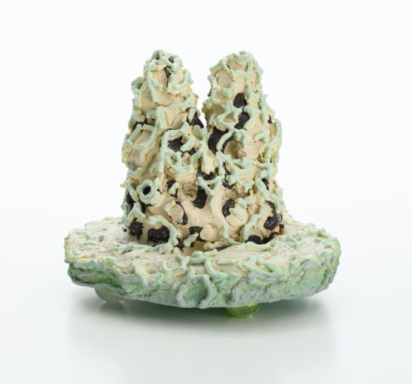 リラックスしたかたち513022/ Relaxed form 513022 2022, 粘土、釉薬、(作品裏側:メディウム、アクリ ル絵具、スーパーボール)/ Ceramic clay, glaze, (Back side: medium, acrylic paint, super ball) H17.5 × W18.5 × D18.5 cm