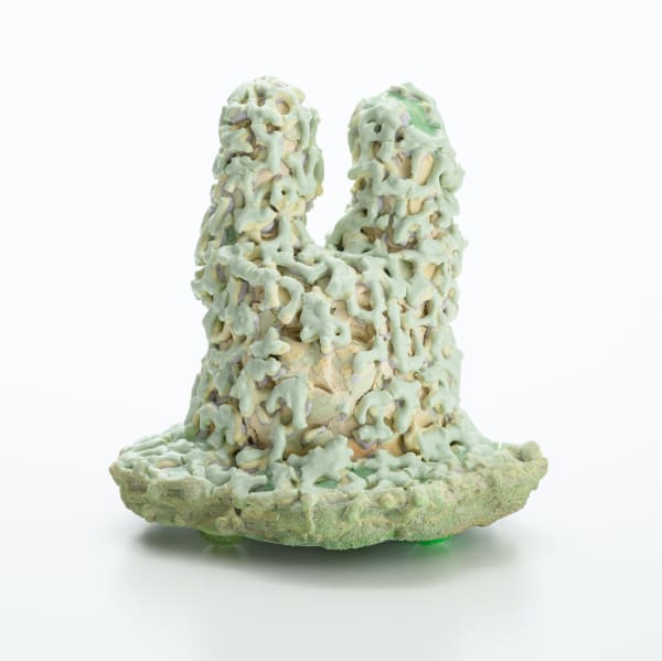 リラックスしたかたち713022/ Relaxed form 713022 2022 粘土、釉薬、(作品裏側:メディウム、アクリ ル絵具、スーパーボール)/ Ceramic clay, glaze, (Back side: medium, acrylic paint, super ball) H21 × W19.5 × D18.5 cm