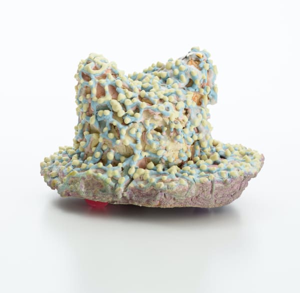 リラックスしたかたち813022/ Relaxed form 813022 2022, 粘土、釉薬、金彩、銀彩(作品裏側:メディウ ム、アクリル絵具、スーパーボール)/ Ceramic clay, glaze, gold, silver, (Back side: medium, acrylic paint, super ball) H15.5 × W18.5 × D17.5 cm