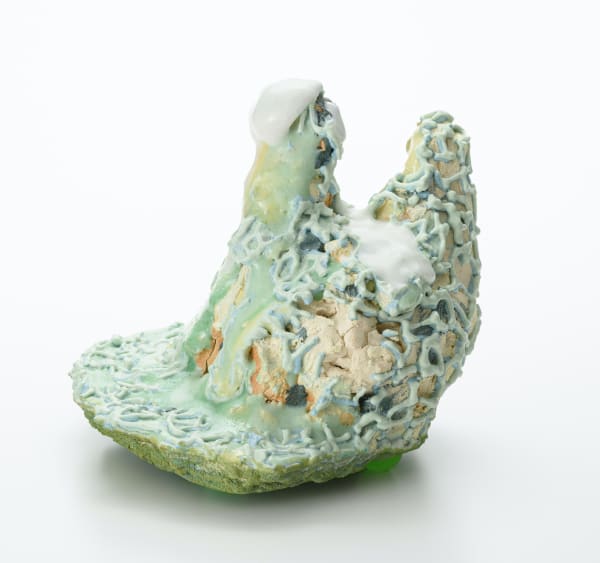 リラックスしたかたち023022/ Relaxed form 023022 2022, 粘土、釉薬、(作品裏側:メディウム、アクリ ル絵具、スーパーボール)/ Ceramic clay, glaze, (Back side: medium, acrylic paint, super ball) H21.5 × W21.5 × D21.5 cm