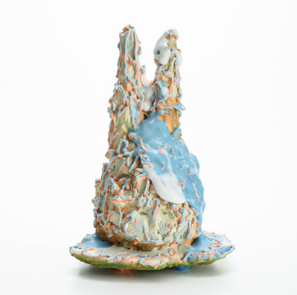 リラックスしたかたち223022/ Relaxed form 223022 2022, 粘土、釉薬、(作品裏側:メディウム、アクリ ル絵具、スーパーボール)/ Ceramic clay, glaze, (Back side: medium, acrylic paint, super ball) H32 × W21.5 × D20.5 cm