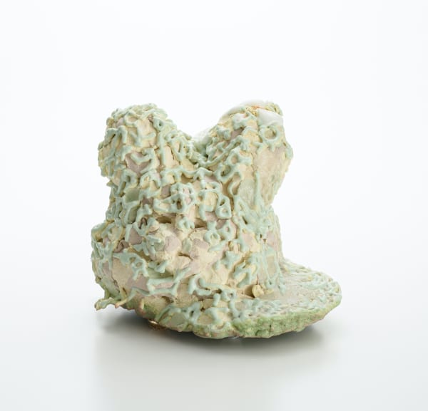 リラックスしたかたち323022/ Relaxed form 323022 2022, 粘土、釉薬、(作品裏側:メディウム、アクリ ル絵具、スーパーボール)/ Ceramic clay, glaze, (Back side: medium, acrylic paint, super ball) H23.5 × W26 × D22.5 cm