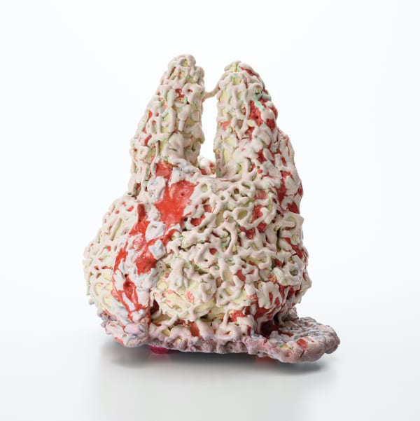 リラックスしたかたち623022/ Relaxed form 623022 2022, 粘土、釉薬、(作品裏側:メディウム、アクリ ル絵具、スーパーボール)/ Ceramic clay, glaze, (Back side: medium, acrylic paint, super ball) H32.5 × W27.5 × D26 cm