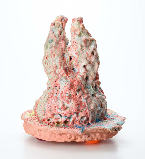 リラックスしたかたち133022/ Relaxed form 133022 2022, 粘土、釉薬、(作品裏側:メディウム、アクリ ル絵具、スーパーボール)/ Ceramic clay, glaze, (Back side: medium, acrylic paint, super ball) H51 × W43.5 × D37 cm