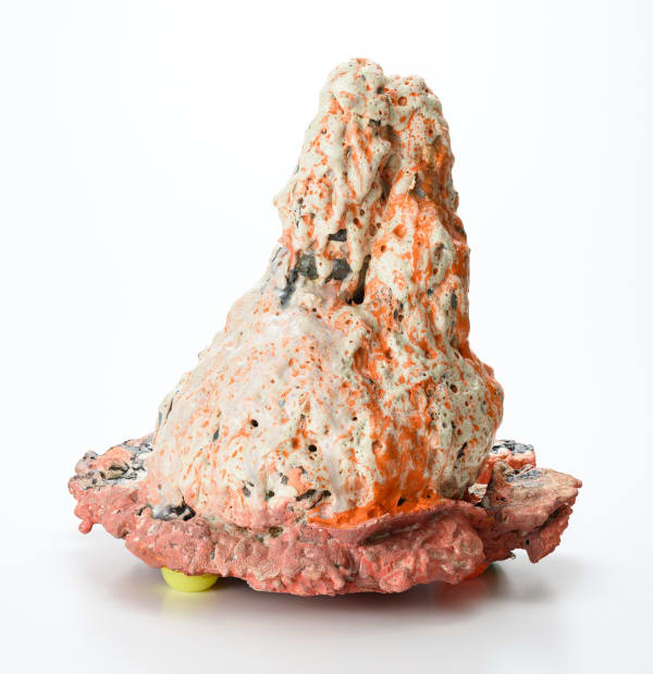 真夏の感触104022/ Feeling of midsummer 104022 2022, 粘土、釉薬、(作品裏側:メディウム、アクリ ル絵具、スーパーボール)/ Ceramic clay, glaze, (Back side: medium, acrylic paint, super ball) H51.5 × W52.5 × D46 cm