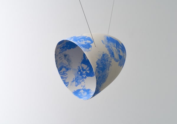 Scent of the Sky, 2025 Porcelain, glaze, wire, water H20 × W20.5 × D22 cm H7.8 × W8 × D8.6 in. Yuki Tawada +Fuku Fukumoto