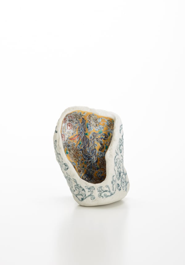 陶祠「ウプウアウト」, 2020 磁器土 H16.5 × W12.5 × D11 cm H6.4 × W4.9 × D4.3 in. 朴木 友美