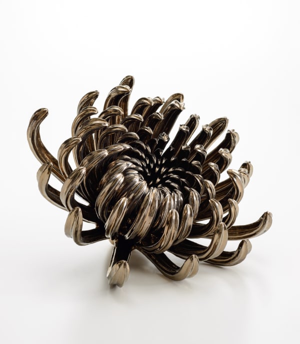 陰逸華, 2020 陶土、釉薬、ラッカー H24 × W46 × D46 cm H9.4 × W18.1 × D18.1 in. 田中 陽子