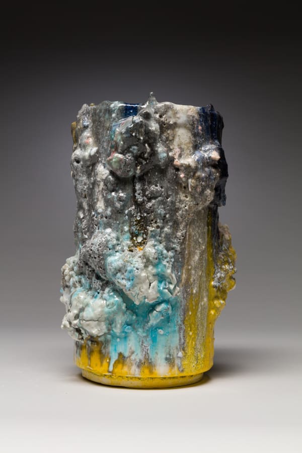 Cauldron #3, 2018 陶 H35.6 × W20.4 × D20.4 cm H14 × W8 × D8 in. トニー・マーシュ