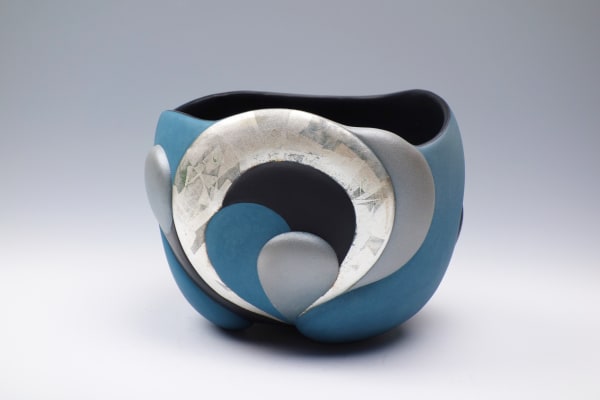 盌 「空にまつわること」, 2015 磁土、銀箔 H9.2 × W12.8 × D12.8 cm 竹村 友里