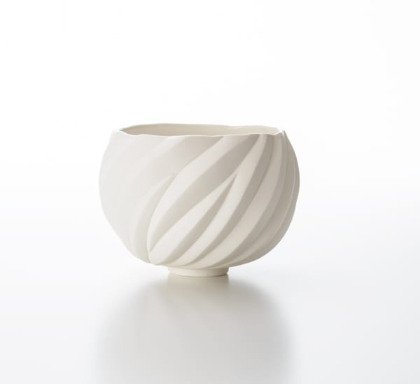 白磁茶碗, 2019 磁土 H9 × W12 × D11.5 cm H3.5 × W4.7 × D4.5 in. 高橋 奈己