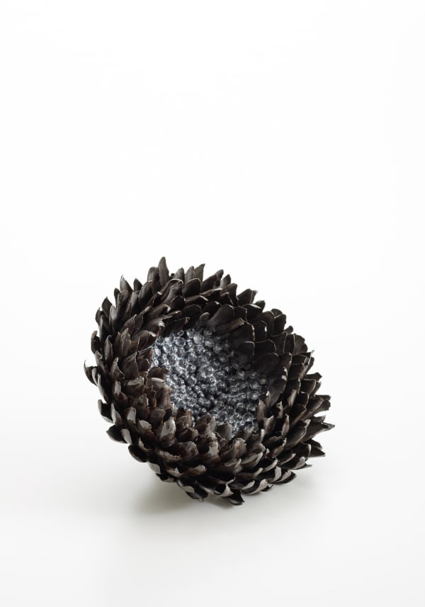 影華04, 2019 陶土、釉薬、金彩 H12 × W21 × D21 cm H4.7 × W8.2 × D8.2 in. 田中 陽子