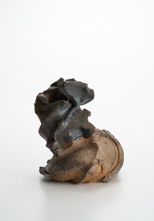 Volcano Sculptural Form, 2025 陶 H27 × W22.5 × D23 cm H10.6 × W8.8 × D9 in. 道川 省三