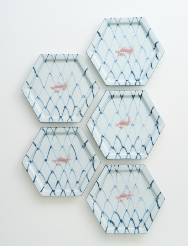 Underglaze Copper-Red Hexagonal Dishes with Fishnet Design (Set of 5) Ceramic H2.2 × W20.2 × D18 cm H0.8 × W7.9 × D7 in. Takuo Kato