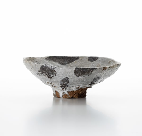 川小牧鉄絵茶碗, 2013 陶 H6.5 × W17.5 × D17 cm H2.5 × W6.8 × D6.6 in. 加藤 委