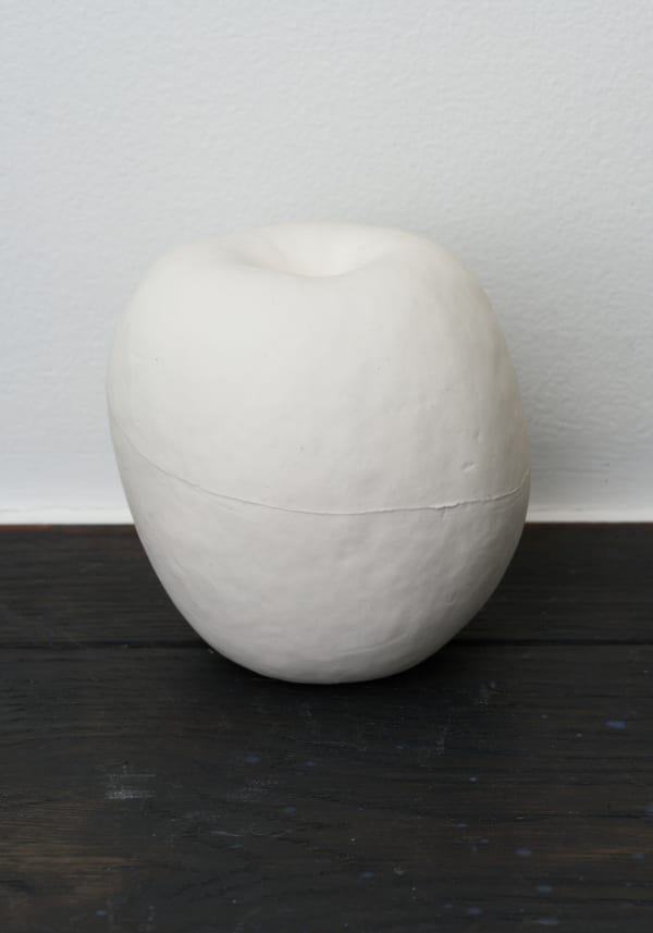 Scent of the Sky (Fruit), 2025 Porcelain, glaze H6.5 × W6 × D7 cm H2.5 × W1.9 × D2.7 in. Yuki Tawada +Fuku Fukumoto