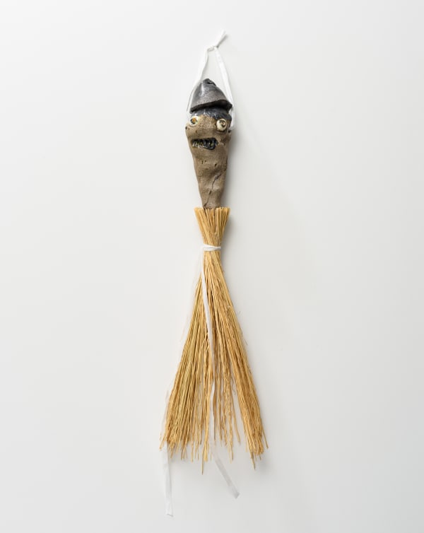 Amish Broom, 2021 陶、箒木 W35 × W7 × D5 cm H13.7 × W2.7 × D1.9 in. シルヴィ・オーヴレ