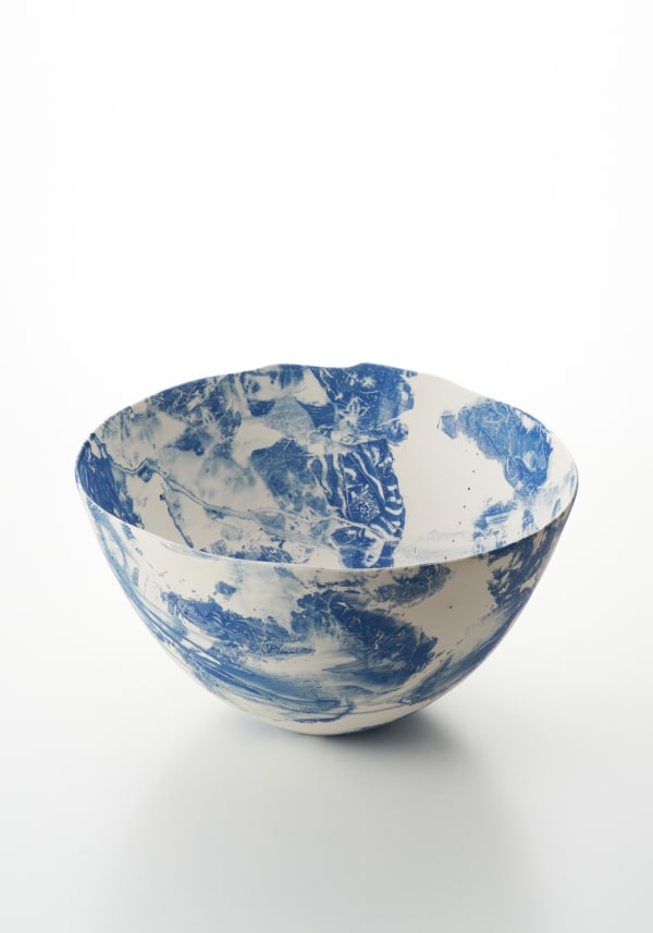 Scent of the Sky , 2025 Porcelain, glaze, wire and water H22 × W39.5 × D39 cm H8.6 × W15.5 × D15.3 in. Yuki Tawada +Fuku Fukumoto
