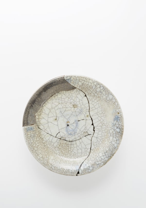 サイネンショー(銀彩、漆継、摺り漆), 2014 陶 H2.3 × W24 × D24 cm H0.6 × W9.4 × D9.4 in. 松井 利夫