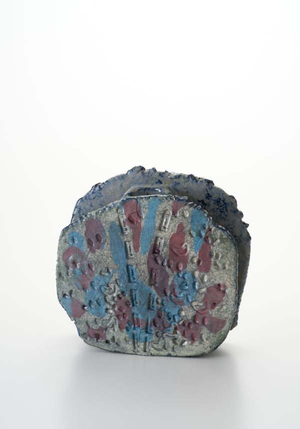 Untitled, 2023 陶 H30.5 × W32 × D10 cm H12 × W12.5 × D3.9 in. シルヴィ・オーヴレ