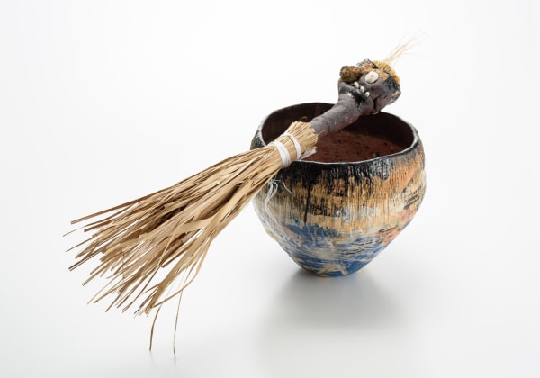 Broom and Pot, 2021 陶、ファイバー H30 × W50 × D23 cm H11.8 × W19.6 × D9 in. シルヴィ・オーヴレ
