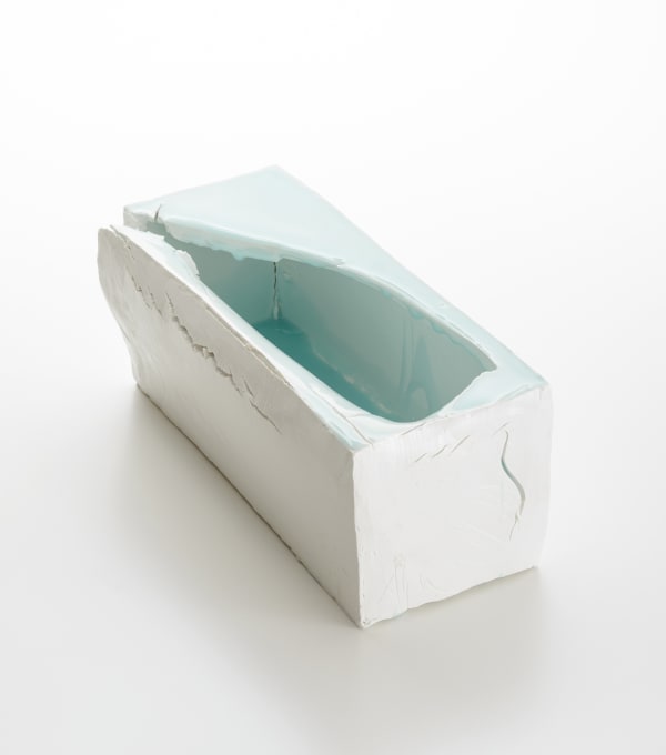 合(スクエア), 2013 青白磁 H18 × W40 × D19 cm H7 × W15.7 × D7.4 in. 加藤 委